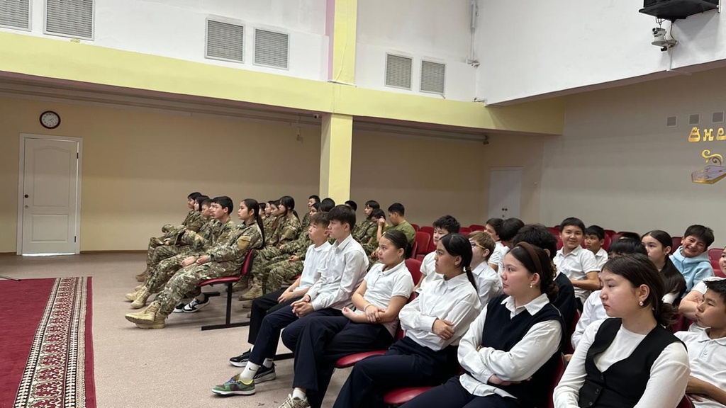 Знаки суверенитета: урок о госсимволах прошел в школе №37