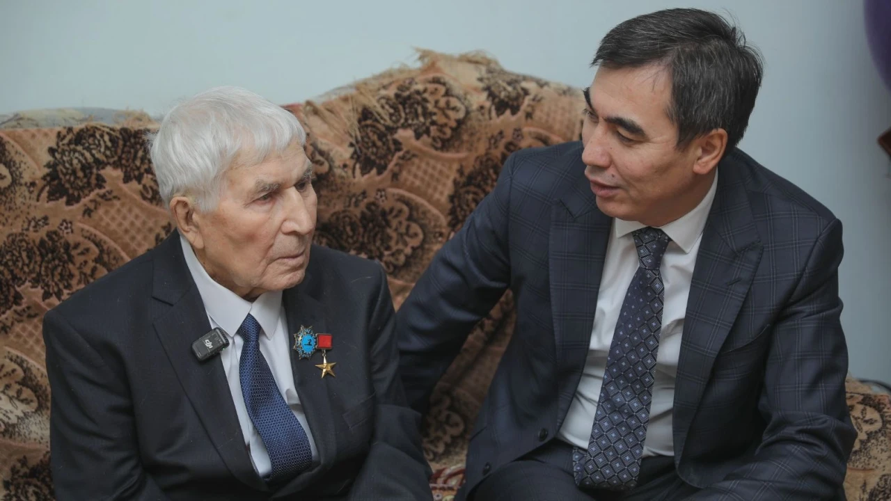 Работники Президентского центра УДП РК навестили Героя Социалистического Труда в столице Казахстана