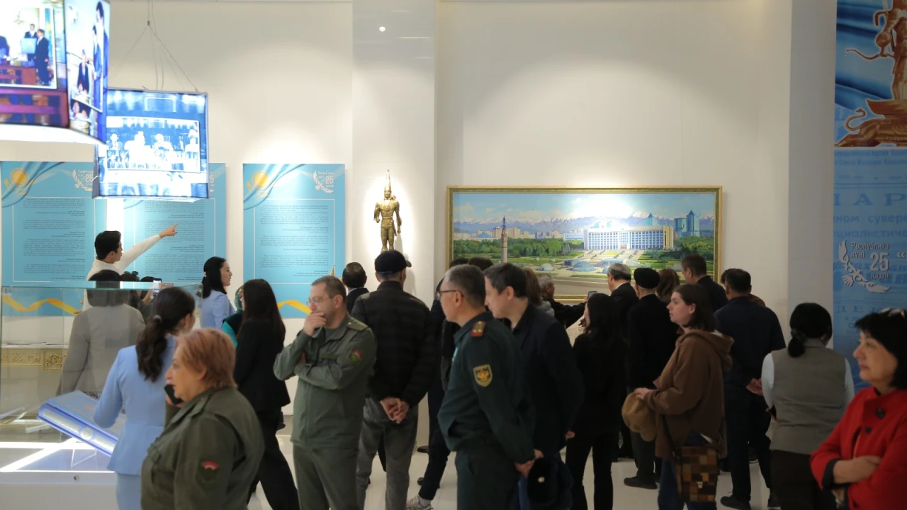 В Астане открылась выставка, посвященная Дню Республики