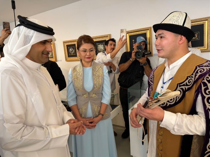 В рамках Дней культуры Казахстана в Катаре сотрудник Президентского центра подарил камчу Министру культуры Шейху Абдулрахман бен Хамад бен Джасим Аль Тани